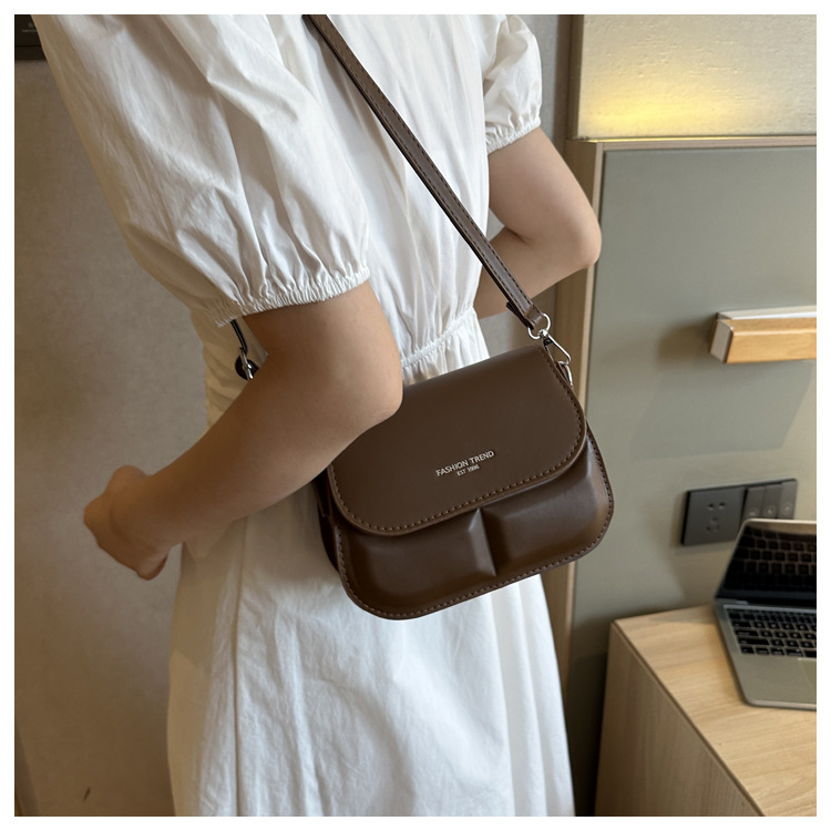 2023 sommer Neue Sattel Tasche Umhängetasche Weibliche Einfache Mode Schulter Tasche Casual Pendeln Nische Design Tasche_voghion.com