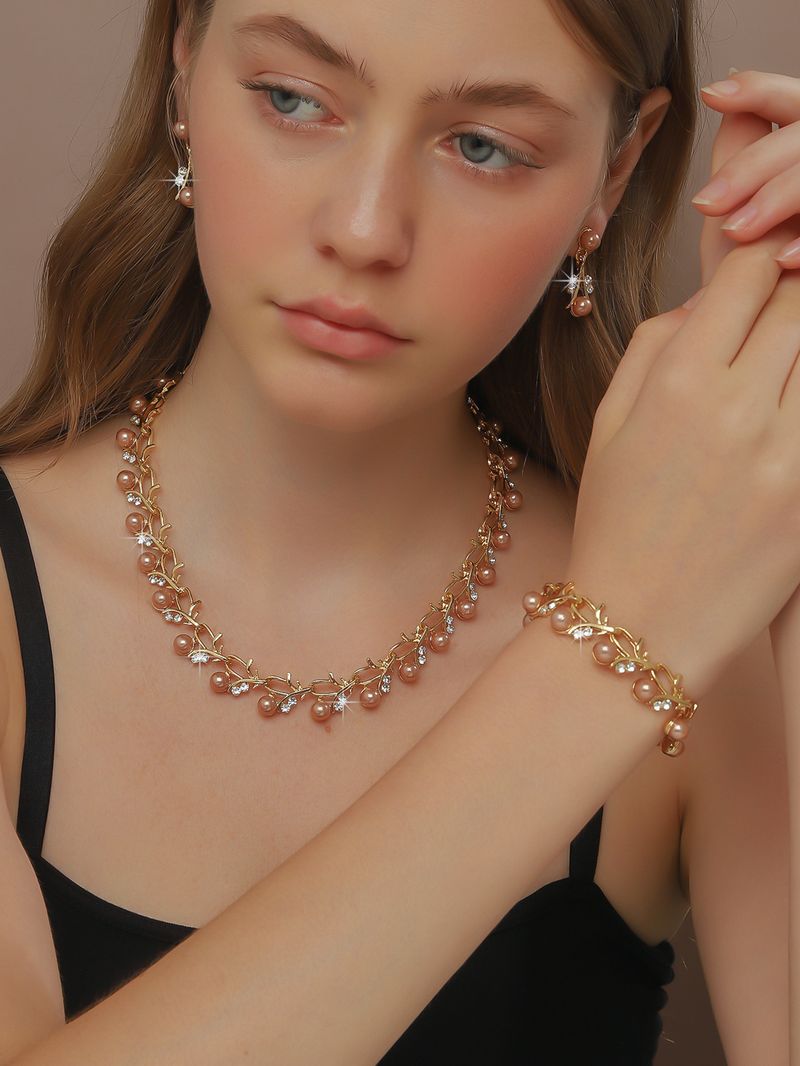 Novo conjunto de duas peças de colar de diamante de liga de pérolas femininas brincos de noiva premium_voghion.com