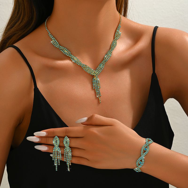 Conjunto de collar, pendientes y pulsera de cuatro piezas para mujer._voghion.com
