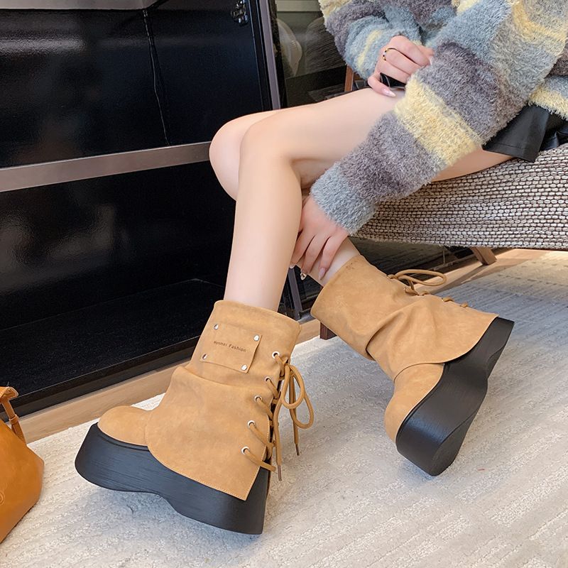 Stivale Martin con lacci e punta larga, elegante e versatile_voghion.com