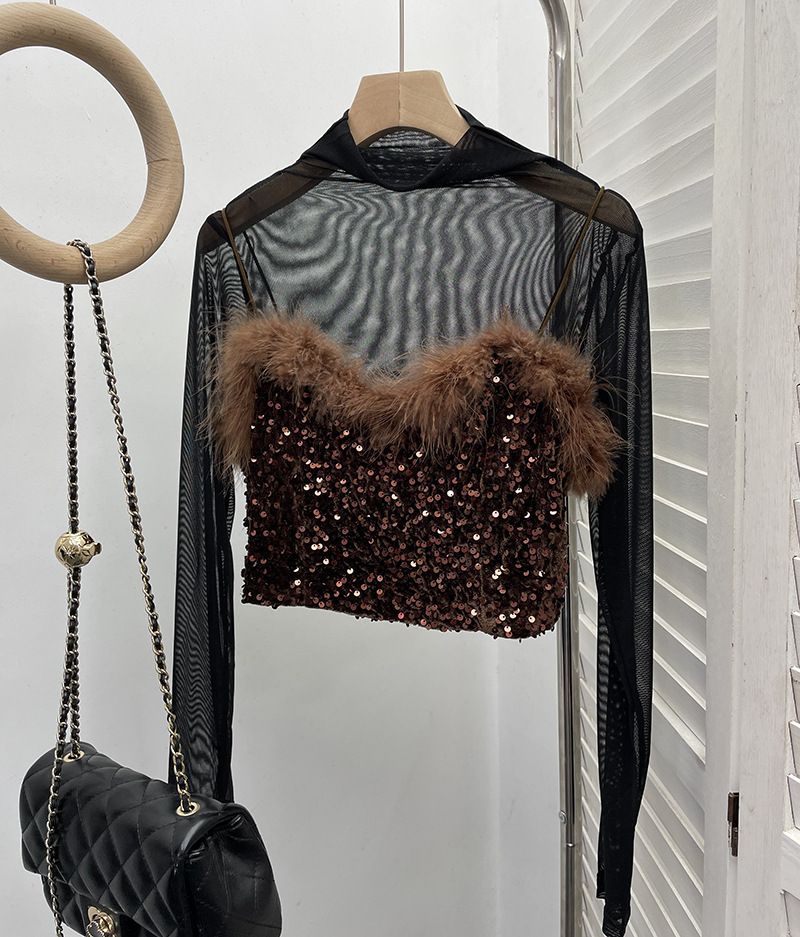 Completo due pezzi con canotta in pelliccia e paillettes + maglietta a maniche lunghe con collo alto e mezza maglia in prospettiva_voghion.com