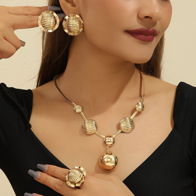 Statement-Schmuckset: Übertriebene, glänzende High-End-Herzkette, Ring und runde Ohrringe_voghion.com