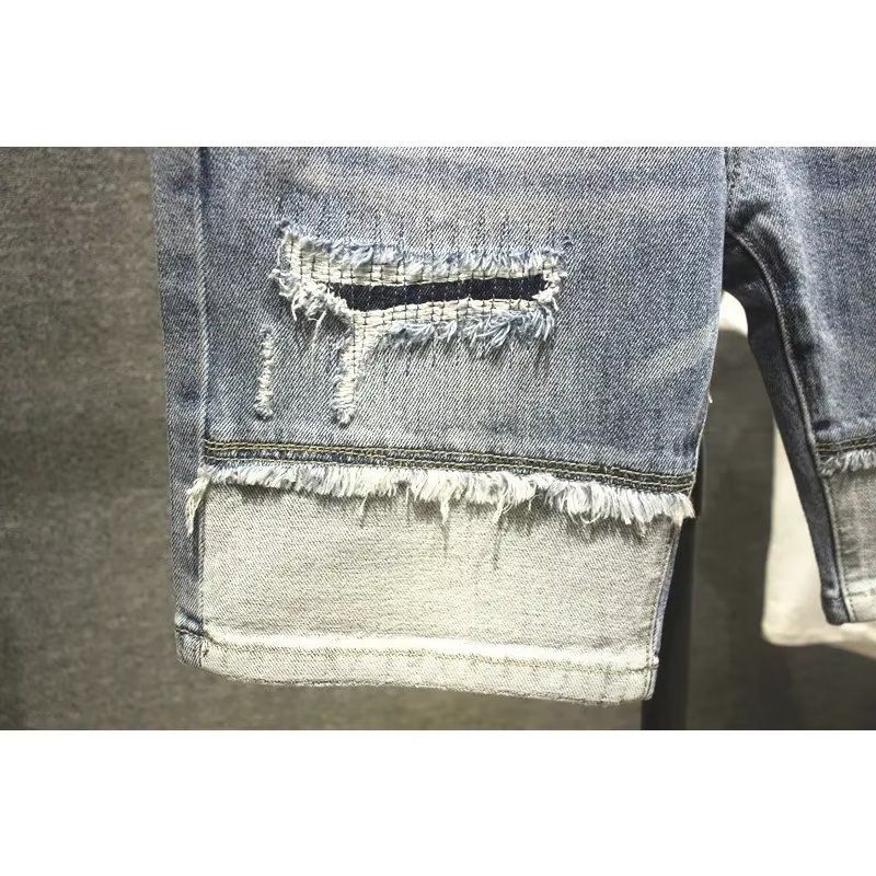 Shorts in denim per l'estate da uomo con nuove toppe azzurre lavate con vecchi fori, capri slim fit stampati personalizzati_voghion.com