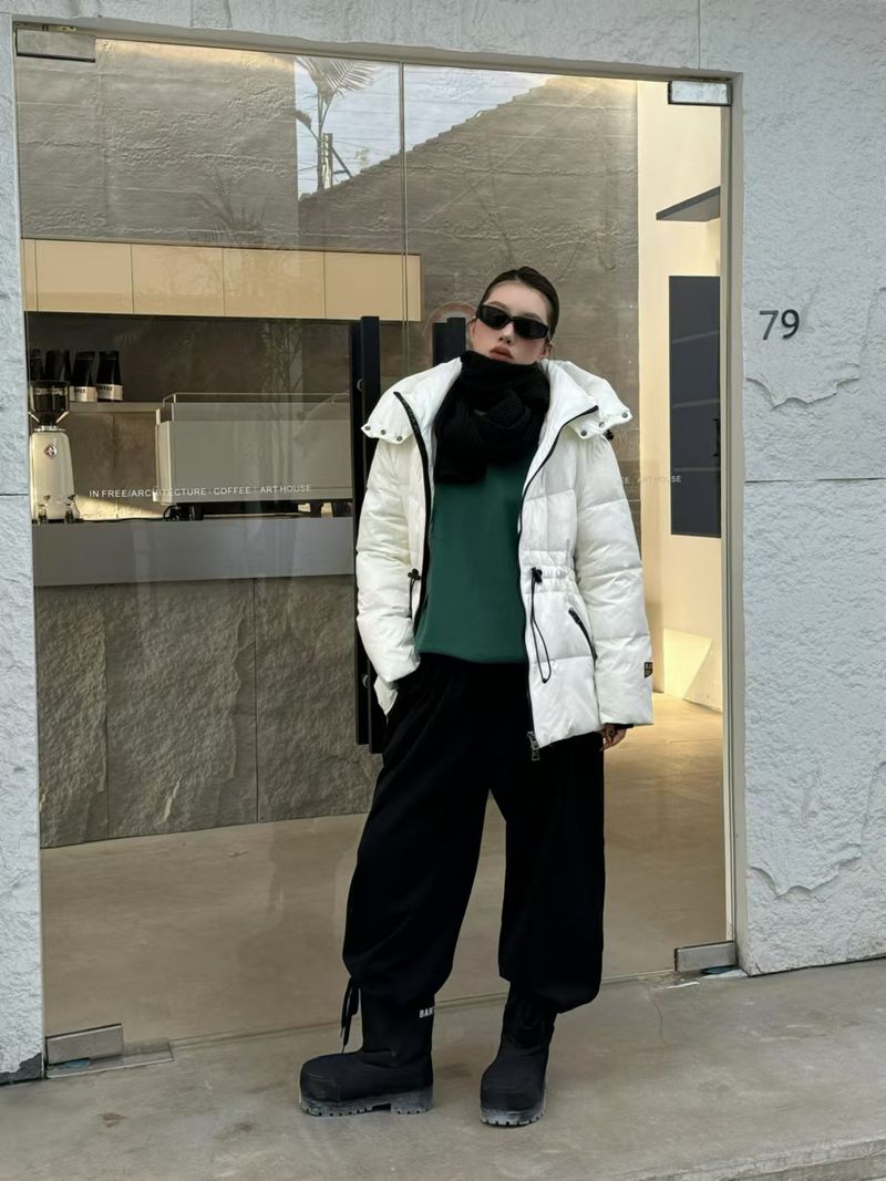 "Women's Slim-Fit Long Puffer Coat With Hood - 55% White Duck Down Winter Jacket (M/L, 3 Colors)"_voghion.com
