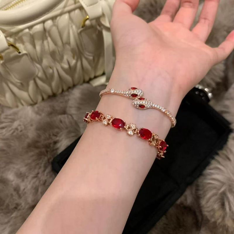 Lichte luxe temperament robijn slangenarmband 2025 Nieuwjaarsmode stapelarmband High-end dierenriem jaar sieraden_voghion.com