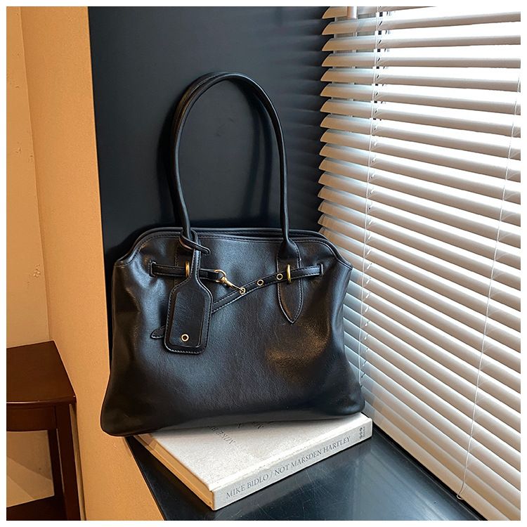 Premium Large Capacity Tote Underarm 2024 New MIU Home Fashion Lock Simple Single Shoulder Bag_voghion.com