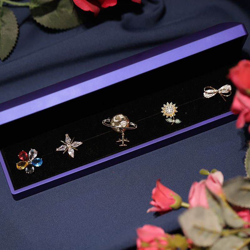 Spilla a forma di fiore a cinque foglie in rame e zirconi di alta qualità, confezione regalo, set da cinque pezzi, piccolo regalo_voghion.com