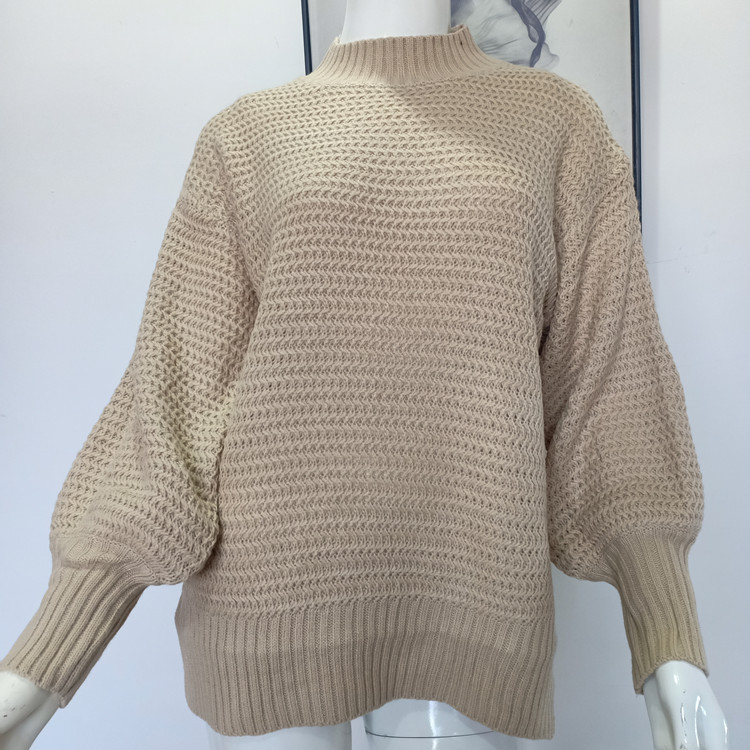 Suéter feminino de malha com divisão lateral e semi-gola alta de cor sólida_voghion.com
