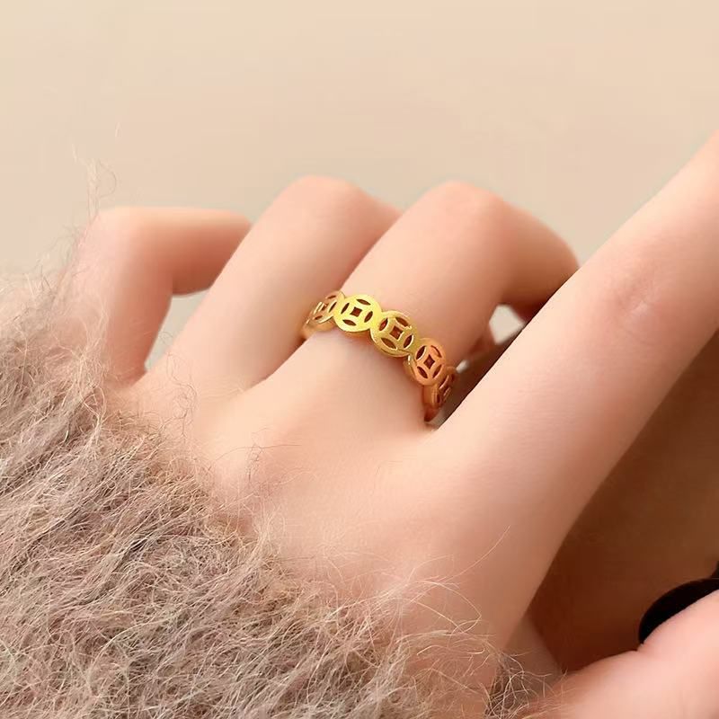 Titanstahl-Zeigefingerring im französischen Stil, personalisierter leichter Luxus-Ins-Zeigefingerring, modische Gold-Kupfer-Münze für Damen_voghion.com