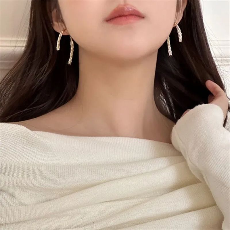 Ελαφριά πολυτελής niche υψηλής ποιότητας σταυρός ψαροκόκαλο μαργαριτάρι για γυναίκες 2024 νέα ιδιοσυγκρασία Διαδίκτυο διάσημα σκουλαρίκια_voghion.com