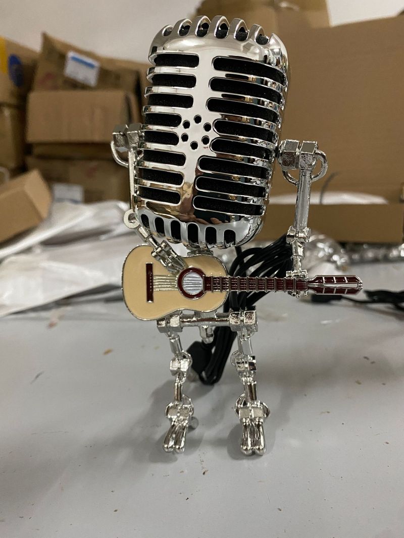 Microphone en métal, explosifs transfrontaliers, Robot, guitare en métal avec ornements légers pour la maison, en stock_voghion.com