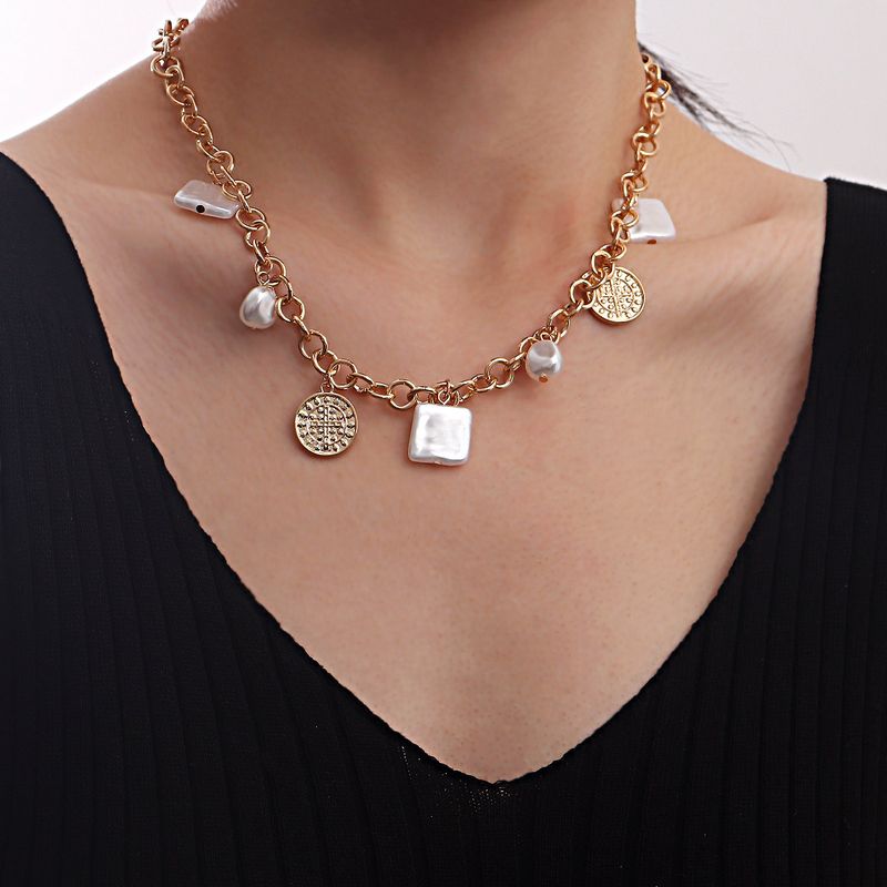 Collana con ciondolo a croce con perle irregolari barocche per donna, gioielli dal design unico_voghion.com