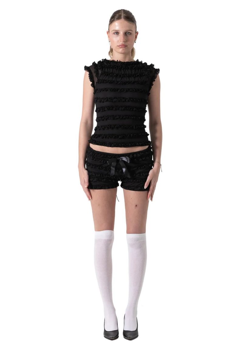 Zoete pittige meid met paddenstoelrand, tanktop met uitgeholde bandjes, zomer- en kanten shorts voor dames, twee stuks_voghion.com