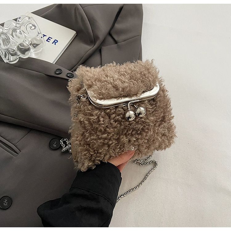 This year's popular lamb wool handbag for women 2024 new chain shoulder crossbody red envelope niche plush bag_voghion.com