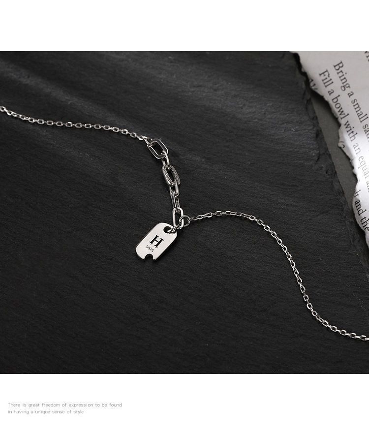 Collana con ciondolo quadrato con lettera in argento, design estivo di nicchia, sensazione di alta qualità, 2024, nuova catena per clavicola con zirconi intarsiati, Internet_voghion.com