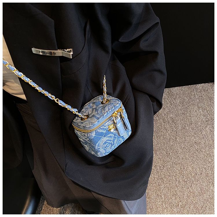 Xiaoxiangfeng Mini Lingge Chain Shoulder for Women 2024 New and Fashionable Crossbody Bag, Popular on the Internet,_voghion.com