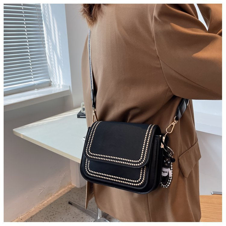 Simple And Popular Small Square Bag Western-style Women's Bag 2023 New High-end wide shoulder strap fashion one-shoulder hit color Messenger bag_voghion.com