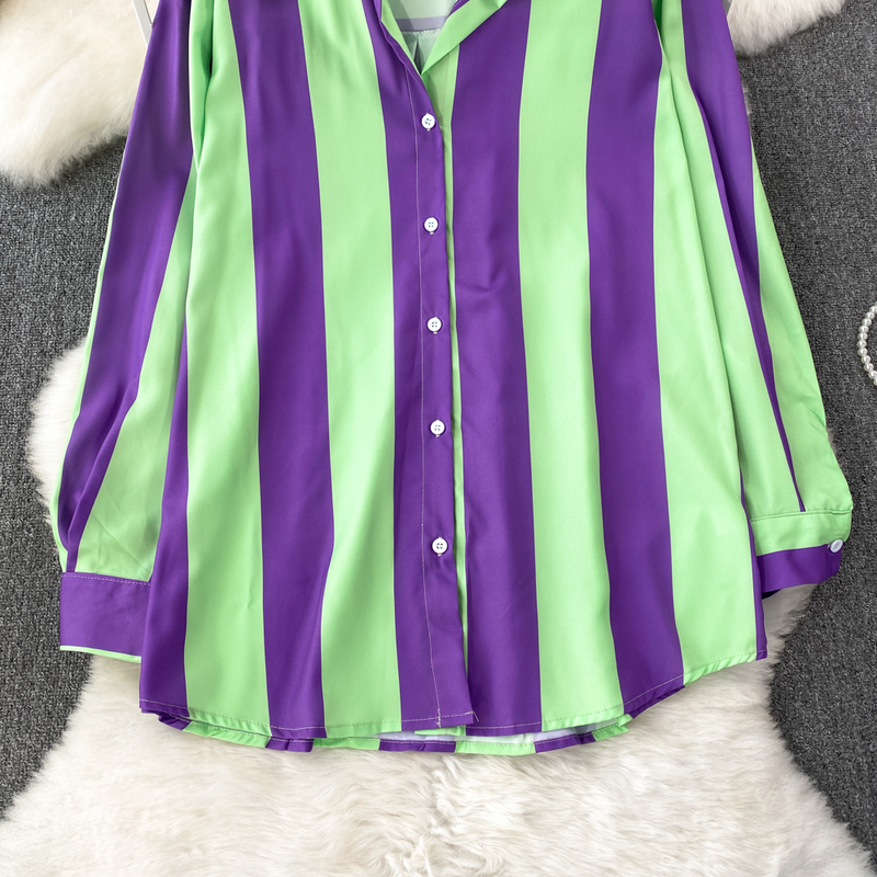 Top casual da donna con camicia monopetto abbinata ai colori alla moda_voghion.com