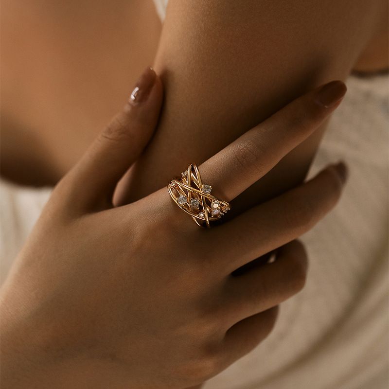 Anello di alta qualità in vero oro K placcato in ottone con design a farfalla e personalità, zircone, design squisito a goccia d'acqua_voghion.com