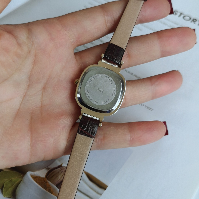 2021 neuer koreanischer Modetrend quadratisches Zifferblatt mit Diamantgürtel Quarz Damenuhr Live-Übertragung_voghion.com