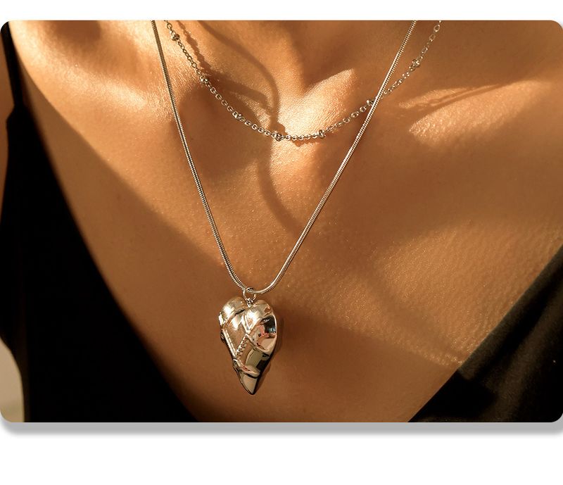 Hollow Plaid Heart-shaped Pendant Necklace Made Of Stainless Steel PVD Vacuum Layered, High-end Clavicle Chain_voghion.com