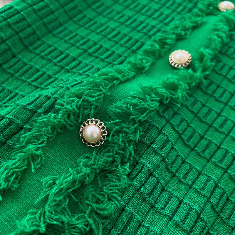Robe élégante en maille à col en V et boutons métalliques qui définissent la taille - Robe mi-longue ajustée à ourlet fendu pour femme, indispensable pour la garde-robe d'automne_voghion.com