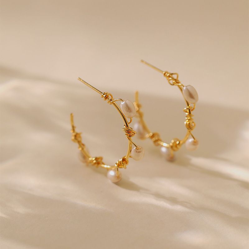 Kupferplattierte K-Echtgold-C-förmige atmosphärische Persönlichkeitsohrringe umweltfreundliche Farbe handgewickeltes Perlendesign Nischentemperamentohrringe_voghion.com