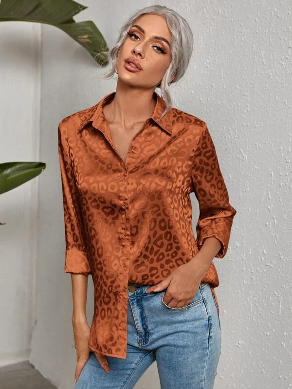Camicia da donna a maniche lunghe con colletto aperto e bottoni, modello leopardato, modello 2025, in jacquard_voghion.com