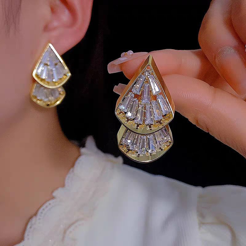 High-end Full Fan Earrings Luxury Niche Fashion Design Versatile Temperament Stud Earrings New Explosion_voghion.com
