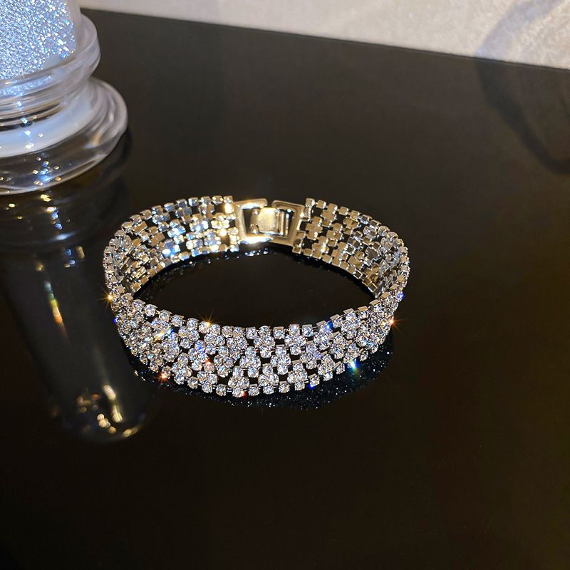 Bracciale hip-hop alla moda, con diamanti abbaglianti per donna, design esagerato e ampio, stile trendy_voghion.com