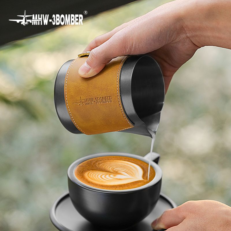 Brocca per schiumare il latte da 400 ml e 500 ml con fodero in pelle, strumento per l'arte del latte, brocca per schiuma di latte senza manico, accessori da cucina_voghion.com