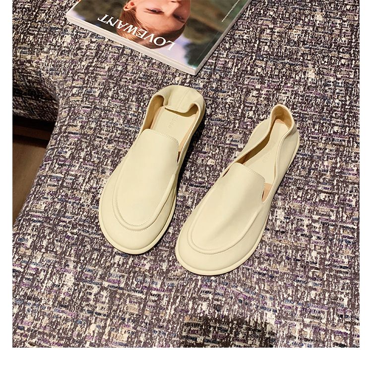 loafers. Lage hakken voor vrouwen, wolken, minimalistische ronde neus, wikkelvoeten,_voghion.com