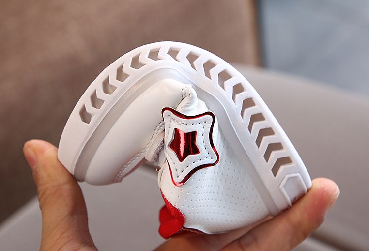 Chaussures de sport lumineuses pour enfants, édition coréenne, petites étoiles blanches à cinq branches, chaussures de marche pour bébés étudiants, nouvelle collection 2024_voghion.com