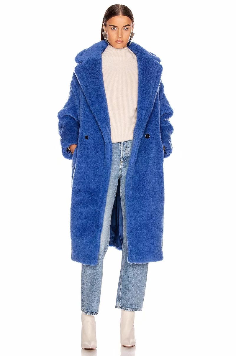 Cappotto da donna in lana di agnello sciolto di media lunghezza alla moda_voghion.com