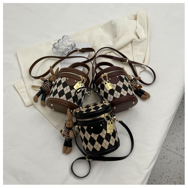 Nuova borsa piccola versatile retrò di vendita calda per la nuova borsa a tracolla piccola folla alla moda da donna con borsa a secchiello portatile con griglia di diamanti texture_voghion.com