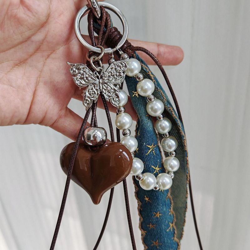 Pandantiv pentru geantă, stil post-apocaliptic, fluture maro și inimă - accesoriu pentru geantă din denim și frânghie împletită (design minimalist)_voghion.com
