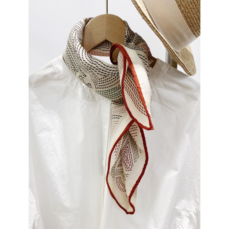 2024 Neuer, eleganter, doppelseitig bedruckter Seidenwoll-Quadratschal für Damen_voghion.com