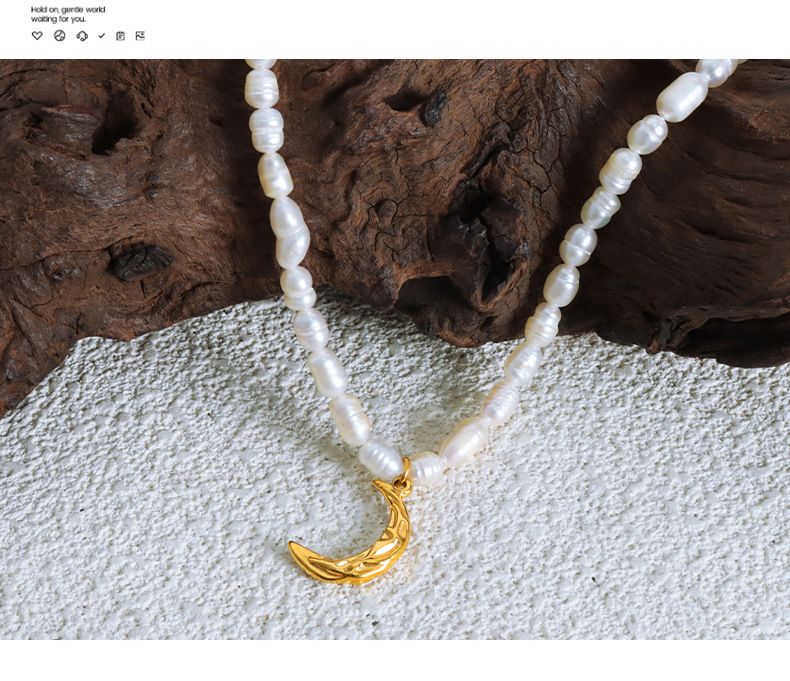 Französische Nischenpersönlichkeit Ins Cool Style Plissee Textur Mond Anhänger Schlüsselbeinkette Titanstahl Süßwasserperle_voghion.com