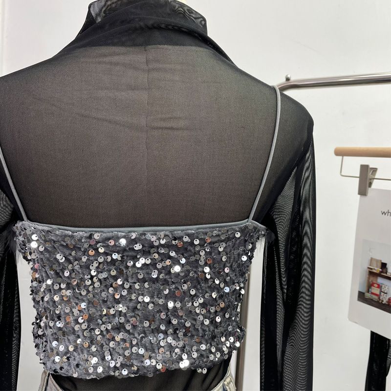 Completo due pezzi con canotta in pelliccia e paillettes + maglietta a maniche lunghe con collo alto e mezza maglia in prospettiva_voghion.com