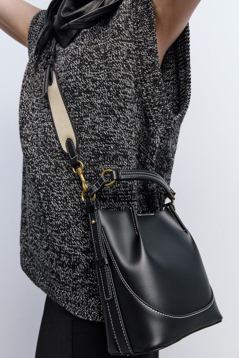 Z foreign trade cross border women's 2024 new large capacity wide shoulder strap one shoulder hand held drawstring hand held crossbody bucket bag_voghion.com
