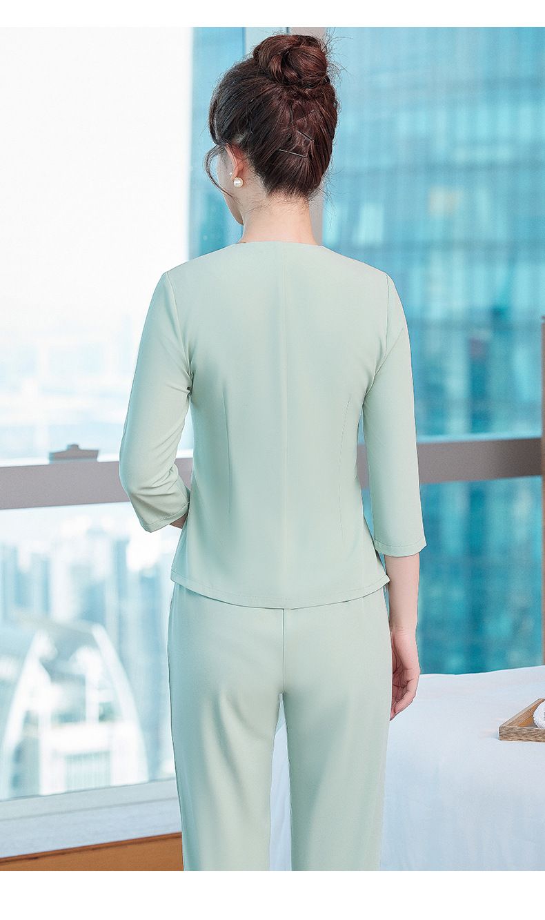 Lyxig skönhetssalong, feminin outfit med mittärm, hälsocenter, spa, bad, fotterapi, arbetskläder_voghion.com