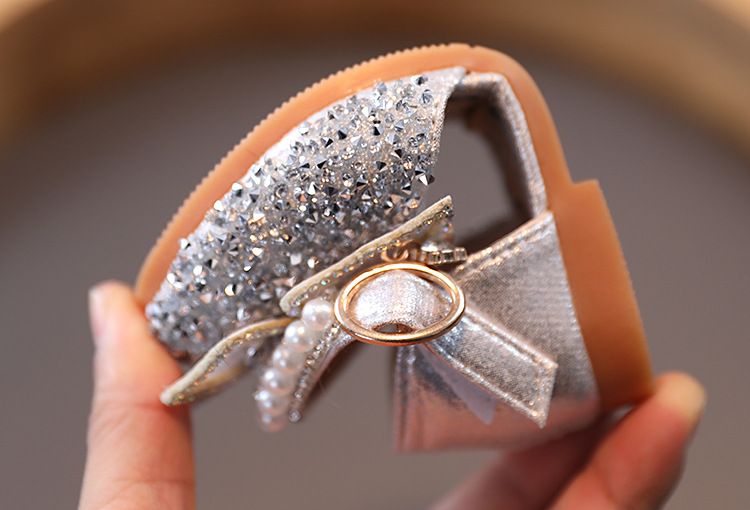Mamma e bambini Sandali per bambini con fiocco grande e strass carini con punta chiusa 2024 estate nuovo stile scarpe da principessa per ragazze scarpe in pelle cava alla moda_voghion.com