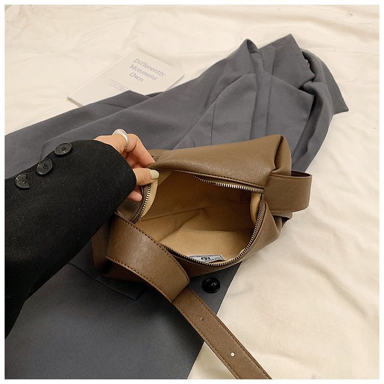 Small niche design pillow soft 2024 new autumn and winter wide strap armpit commuting exquisite single shoulder_voghion.com