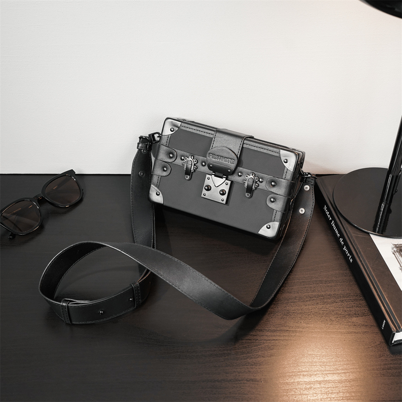 Shoulder Bags 2024 New Product Launch High-quality Very Personalized Square Box Messenger Bag Fashion Couple Mobile Phone Bag_voghion.com
