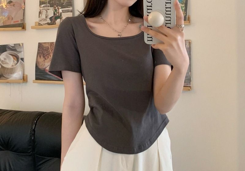 White sleeved t-shirt for women in summer 2024, new style with front shoulders to cover the belly and show off weight._voghion.com