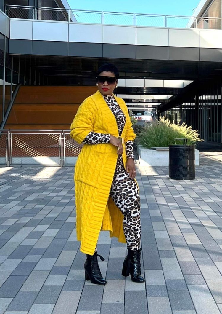 Damenbekleidung Locker gestrickte Strickjacke, gemütliche, übergroße Strickjacke mit Taschen, langer Zopfmuster-Pullovermantel, lockerer Boho-Chic, offene Vorderseite_voghion.com