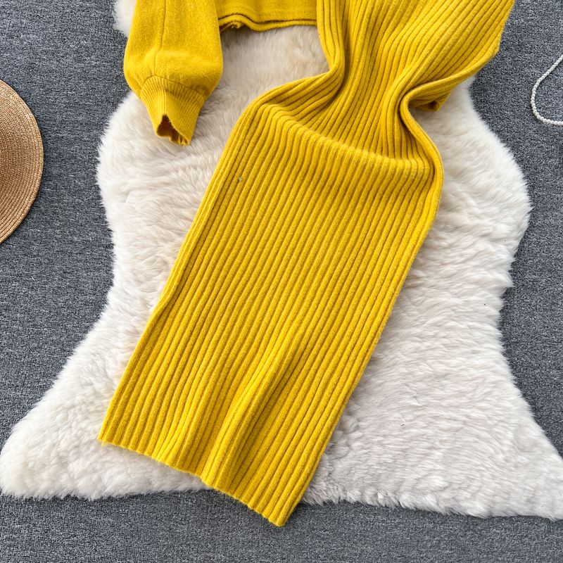 Vêtements pour femmes Costume deux pièces amincissant et réduisant l'âge pour femmes en automne et en hiver, pull court perlé à col rond + robe gilet tricotée à la taille_voghion.com