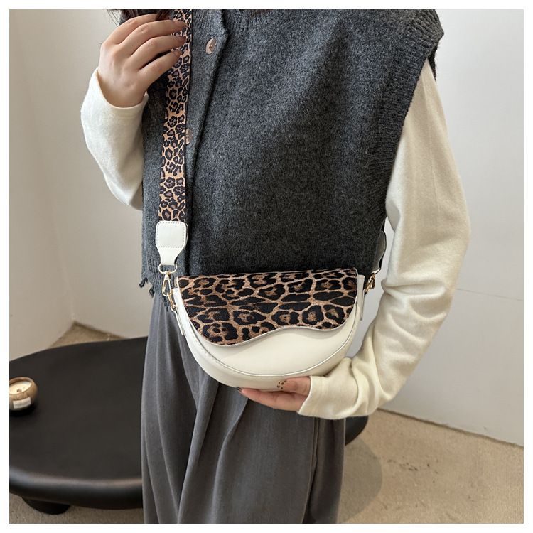 Borsa a tracolla semplice in versione coreana, borsa a tracolla piccola, versatile e alla moda, con tracolla larga e stampa leopardata, 2025_voghion.com