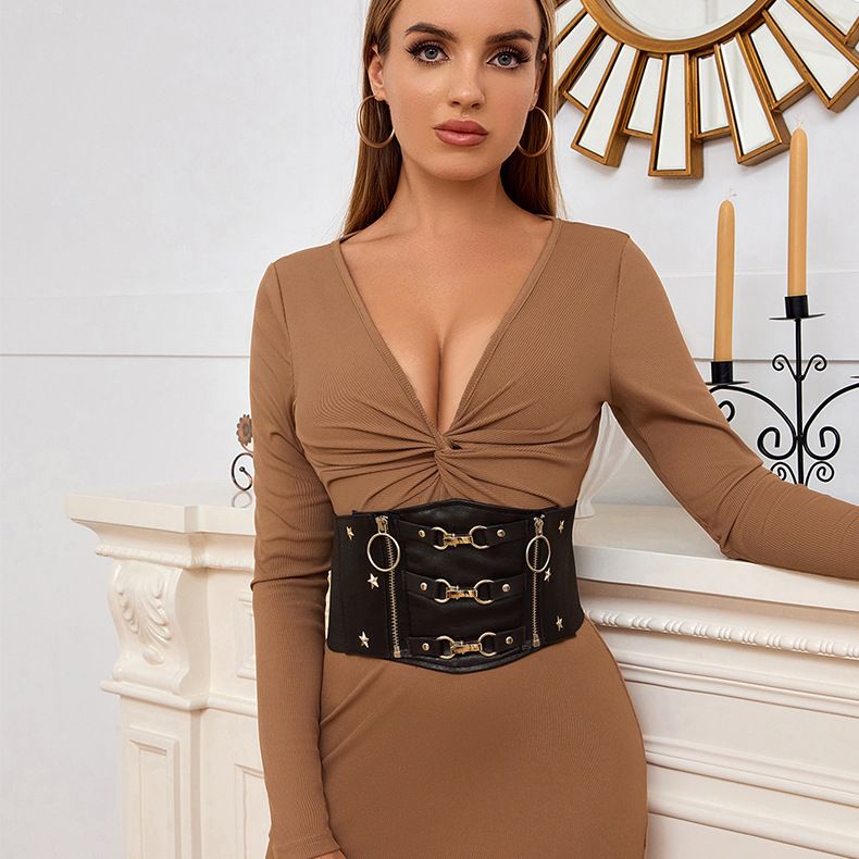 Coprivita da motociclista alla moda in stile punk con cintura, fibbia in metallo, elastico e cintura larga_voghion.com