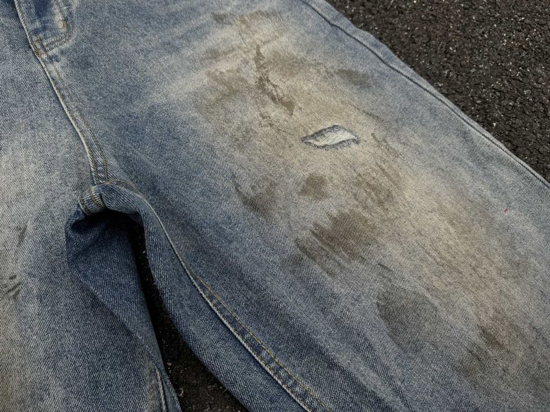 „Postapokalyptische Arbeitskleidung – AC-130 Distressed Jeans (schlammgefärbt und wischfest für Underground-Plattenläden und verlassene Fabriken)“_voghion.com